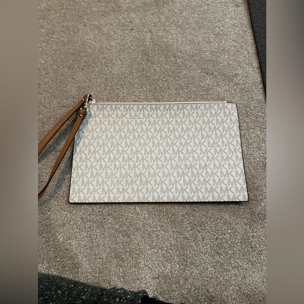 Michael Kors Wallet / Clutch / Pouch (Vanilla/Acorn)